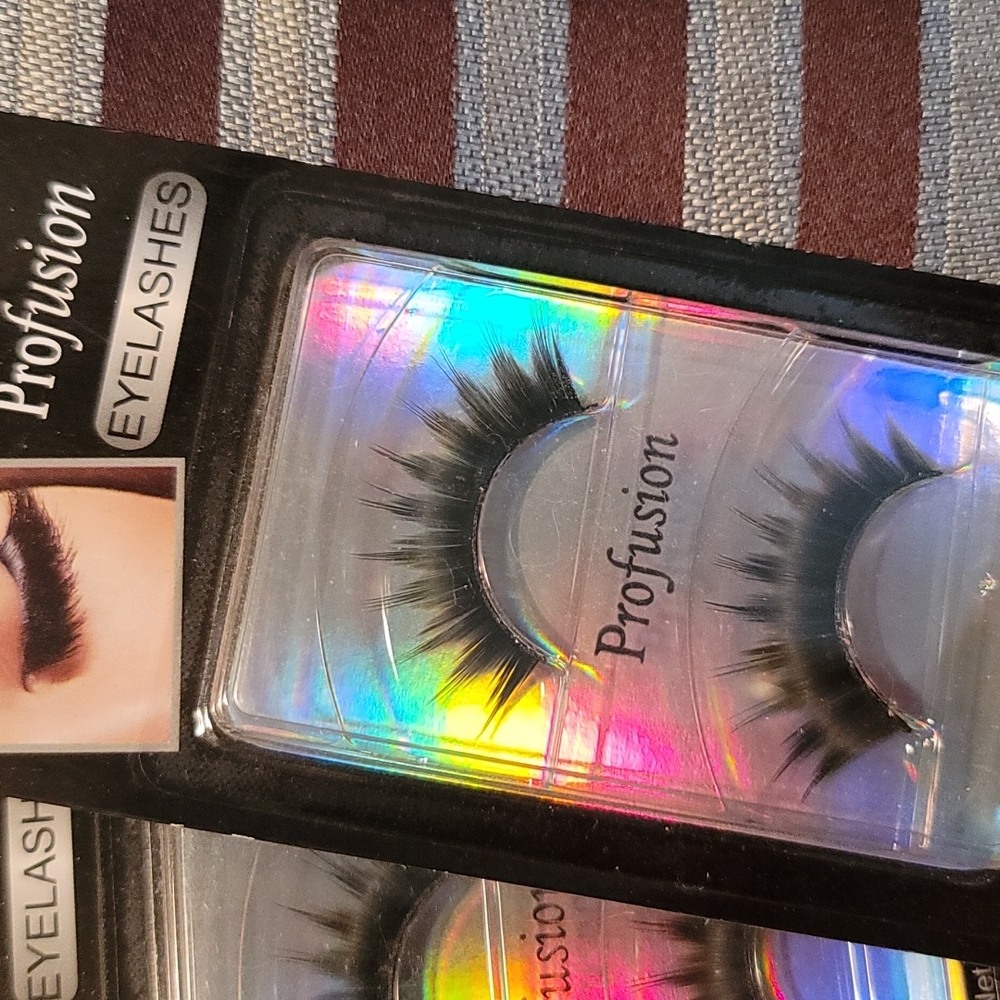Profusion Eyelashes - Picture 3 of 3